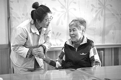养老护理员如何提高职业吸引力讲述养老服务扶持政策背后协商的故事