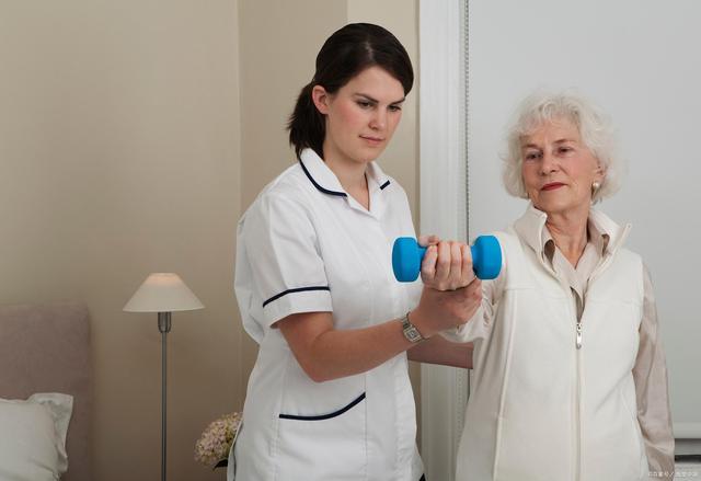 报名条件是什么,养老照护师应是一种介于养老护理员和护士之间的职业
