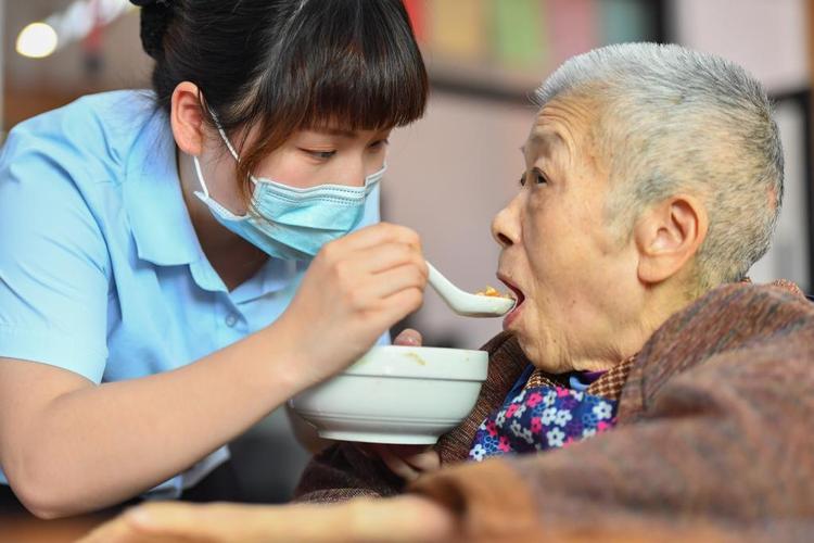 在湖南省湘潭市雨湖区窑湾街道综合养老服务中心,养老护理员喂老人吃