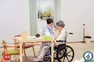 江苏省养老护理职业技能竞赛将真实的照护服务场景搬上赛场,选手沉浸式比拼护理技能